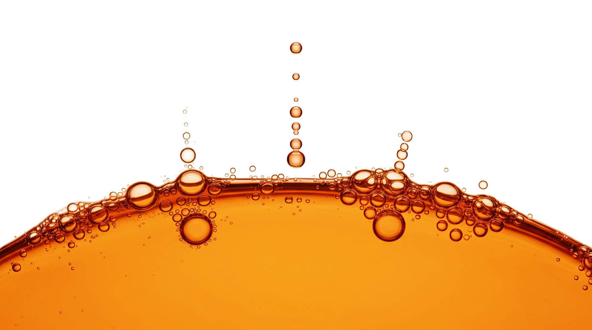 Gotas de líquido naranja en una composición visual sobre nutrición y bienestar en RD